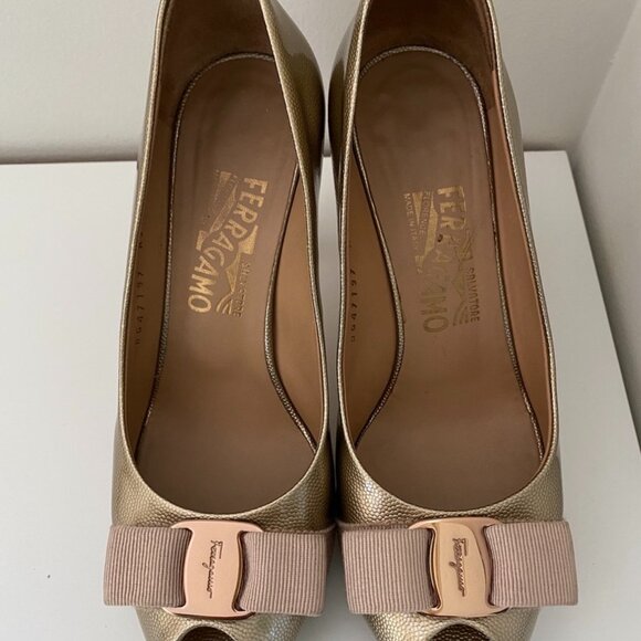 🇮🇹 Made in Italy | Salvatore Ferragamo｜Gold Leather｜Vara Bow Peep Toe Pumps - Picture 3 of 16
